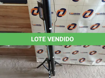 LOTE 269 - 01 PROJETOR MULTIMIDIA, 01 TRIPÉ E 01 TELA DE PROJEÇÃO. (NO ESTADO) ATENÇÃO! FAZER A VISITAÇÃO ANTES DE ARREMATAR, NÃO SABEMOS SE FUNCIONA. LEILÃO NÃO TEM GARANTIA E NEM DEVOLUÇÃO, SUJEITO A POSSÍVEIS AVARIAS VISÍVEIS/OCULTAS E/OU AUSÊNCIA DE COMPONENTES.