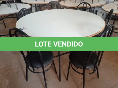 LOTE 205 - 01 MESA DE FERRO COM BASE DOBRÁVEL, TAMPO EM MADEIRA E 06 CADEIRAS DE FERRO COM ASSENTO ALMOFADADO. (NO ESTADO) ATENÇÃO! FAZER A VISITAÇÃO ANTES DE ARREMATAR, NÃO SABEMOS SE FUNCIONA. LEILÃO NÃO TEM GARANTIA E NEM DEVOLUÇÃO, SUJEITO A POSSÍVEIS AVARIAS VISÍVEIS/OCULTAS E/OU AUSÊNCIA DE COMPONENTES.
