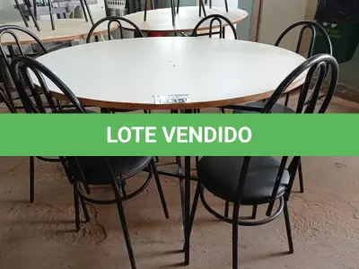 LOTE 255 - 01 MESA DE FERRO COM BASE DOBRÁVEL, TAMPO EM MADEIRA E 06 CADEIRAS DE FERRO COM ASSENTO ALMOFADADO. (NO ESTADO) ATENÇÃO! FAZER A VISITAÇÃO ANTES DE ARREMATAR, NÃO SABEMOS SE FUNCIONA. LEILÃO NÃO TEM GARANTIA E NEM DEVOLUÇÃO, SUJEITO A POSSÍVEIS AVARIAS VISÍVEIS/OCULTAS E/OU AUSÊNCIA DE COMPONENTES.