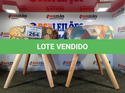LOTE 264 - 02 BANQUETAS ALMOFADADAS. (NO ESTADO) ATENÇÃO! FAZER A VISITAÇÃO ANTES DE ARREMATAR, NÃO SABEMOS SE FUNCIONA. LEILÃO NÃO TEM GARANTIA E NEM DEVOLUÇÃO, SUJEITO A POSSÍVEIS AVARIAS VISÍVEIS/OCULTAS E/OU AUSÊNCIA DE COMPONENTES.