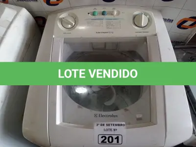 LOTE 201 - 01 MÁQUINA DE LAVAR ROUPAS MARCA ELECTROLUX CAPACIDADE 6KG 220V. (NO ESTADO) ATENÇÃO! FAZER A VISITAÇÃO ANTES DE ARREMATAR, NÃO SABEMOS SE FUNCIONA. LEILÃO NÃO TEM GARANTIA E NEM DEVOLUÇÃO, SUJEITO A POSSÍVEIS AVARIAS VISÍVEIS/OCULTAS E/OU AUSÊNCIA DE COMPONENTES.