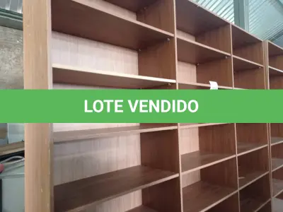 LOTE 519 - 01 ESTANTE EM MADEIRA COM DIVISÓRIAS. (NO ESTADO) ATENÇÃO! FAZER A VISITAÇÃO ANTES DE ARREMATAR, NÃO SABEMOS SE FUNCIONA. LEILÃO NÃO TEM GARANTIA E NEM DEVOLUÇÃO, SUJEITO A POSSÍVEIS AVARIAS VISÍVEIS/OCULTAS E/OU AUSÊNCIA DE COMPONENTES.