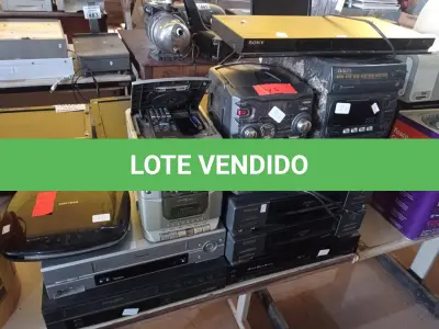 LOTE 509 - 05 VIDEOCASSETES, 03 APARELHOS DE SOM E 02 APARELHOS DE DVD MARCAS E MODELOS DIVERSOS. (NO ESTADO) ATENÇÃO! FAZER A VISITAÇÃO ANTES DE ARREMATAR, NÃO SABEMOS SE FUNCIONA. LEILÃO NÃO TEM GARANTIA E NEM DEVOLUÇÃO, SUJEITO A POSSÍVEIS AVARIAS VISÍVEIS/OCULTAS E/OU AUSÊNCIA DE COMPONENTES.