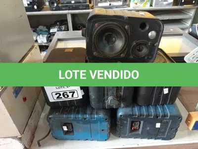 LOTE 267 - 08 CAIXAS DE SOM AMBIENTE. (NO ESTADO) ATENÇÃO! FAZER A VISITAÇÃO ANTES DE ARREMATAR, NÃO SABEMOS SE FUNCIONA. LEILÃO NÃO TEM GARANTIA E NEM DEVOLUÇÃO, SUJEITO A POSSÍVEIS AVARIAS VISÍVEIS/OCULTAS E/OU AUSÊNCIA DE COMPONENTES.