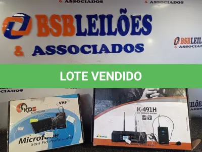 LOTE 429 - 02 MICROFONES MARCAS E MODELOS DIVERSOS. (NO ESTADO) ATENÇÃO! FAZER A VISITAÇÃO ANTES DE ARREMATAR, NÃO SABEMOS SE FUNCIONA. LEILÃO NÃO TEM GARANTIA E NEM DEVOLUÇÃO, SUJEITO A POSSÍVEIS AVARIAS VISÍVEIS/OCULTAS E/OU AUSÊNCIA DE COMPONENTES.
