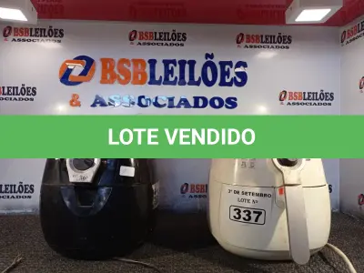 LOTE 337 - 02 FRITADEIRAS AIR FRY MARCAS E MODELOS DIVERSOS 110V. (NO ESTADO) ATENÇÃO! FAZER A VISITAÇÃO ANTES DE ARREMATAR, NÃO SABEMOS SE FUNCIONA. LEILÃO NÃO TEM GARANTIA E NEM DEVOLUÇÃO, SUJEITO A POSSÍVEIS AVARIAS VISÍVEIS/OCULTAS E/OU AUSÊNCIA DE COMPONENTES.