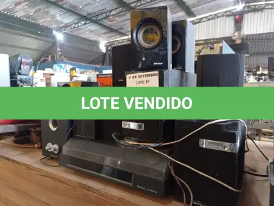 LOTE 272 - 01 TOCA-DISCOS, VÁRIAS CAIXINHAS DE SOM AMBIENTE, 04 APARELHOS DE DVD, 02 VIDEOCASSETES E 04 CONTROLES REMOTOS MARCAS E MODELOS DIVERSOS.  (NO ESTADO) ATENÇÃO! FAZER A VISITAÇÃO ANTES DE ARREMATAR, NÃO SABEMOS SE FUNCIONA. LEILÃO NÃO TEM GARANTIA E NEM DEVOLUÇÃO, SUJEITO A POSSÍVEIS AVARIAS VISÍVEIS/OCULTAS E/OU AUSÊNCIA DE COMPONENTES.