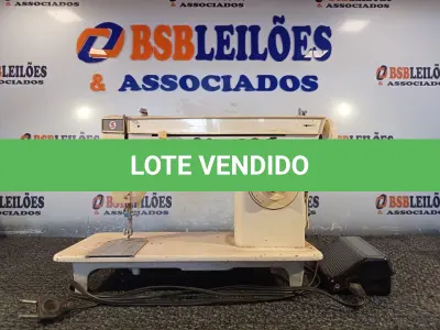 LOTE 282 - 01 MÁQUINA DE COSTURA MARCA SINGER COM PEDAL. (NO ESTADO) ATENÇÃO! FAZER A VISITAÇÃO ANTES DE ARREMATAR, NÃO SABEMOS SE FUNCIONA. LEILÃO NÃO TEM GARANTIA E NEM DEVOLUÇÃO, SUJEITO A POSSÍVEIS AVARIAS VISÍVEIS/OCULTAS E/OU AUSÊNCIA DE COMPONENTES.