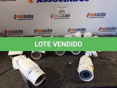 LOTE 371 - 01 LOTE COM VÁRIAS CÂMERAS DE SEGURANÇA MARCAS E MODELOS DIVERSOS. (NO ESTADO) ATENÇÃO! FAZER A VISITAÇÃO ANTES DE ARREMATAR, NÃO SABEMOS SE FUNCIONA. LEILÃO NÃO TEM GARANTIA E NEM DEVOLUÇÃO, SUJEITO A POSSÍVEIS AVARIAS VISÍVEIS/OCULTAS E/OU AUSÊNCIA DE COMPONENTES.