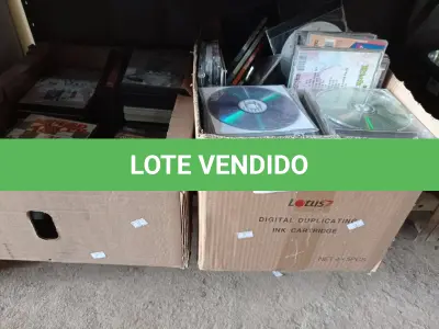 LOTE 324 - 01 LOTE COM VÁRIOS CDS E DVD DE TÍTULOS DIVERSOS. (NO ESTADO) ATENÇÃO! FAZER A VISITAÇÃO ANTES DE ARREMATAR, NÃO SABEMOS SE FUNCIONA. LEILÃO NÃO TEM GARANTIA E NEM DEVOLUÇÃO, SUJEITO A POSSÍVEIS AVARIAS VISÍVEIS/OCULTAS E/OU AUSÊNCIA DE COMPONENTES.