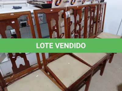 LOTE 242 - 06 CADEIRAS EM MADEIRA COM ASSENTO ALMOFADADO. (NO ESTADO) ATENÇÃO! FAZER A VISITAÇÃO ANTES DE ARREMATAR, NÃO SABEMOS SE FUNCIONA. LEILÃO NÃO TEM GARANTIA E NEM DEVOLUÇÃO, SUJEITO A POSSÍVEIS AVARIAS VISÍVEIS/OCULTAS E/OU AUSÊNCIA DE COMPONENTES.