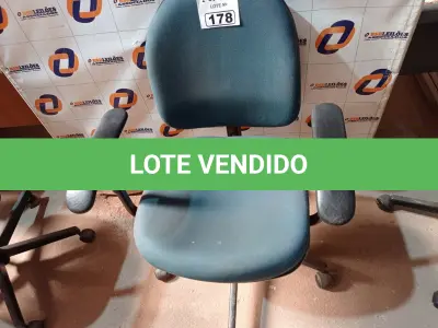 LOTE 178 - 01 CADEIRA DE ESCRITÓRIO COM BASE GIRATÓRIA. (NO ESTADO) ATENÇÃO! FAZER A VISITAÇÃO ANTES DE ARREMATAR, NÃO SABEMOS SE FUNCIONA. LEILÃO NÃO TEM GARANTIA E NEM DEVOLUÇÃO, SUJEITO A POSSÍVEIS AVARIAS VISÍVEIS/OCULTAS E/OU AUSÊNCIA DE COMPONENTES.