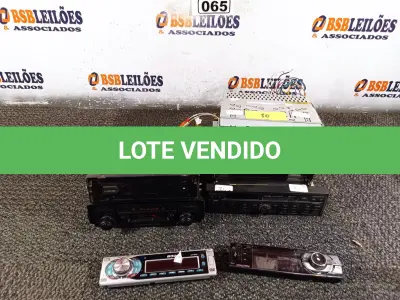 LOTE 065 - 01 LOTE COM VÁRIOS APARELHOS DE SOM AUTOMOTIVO MARCAS E MODELOS DIVERSOS. (NO ESTADO) ATENÇÃO! FAZER A VISITAÇÃO ANTES DE ARREMATAR, NÃO SABEMOS SE FUNCIONA. LEILÃO NÃO TEM GARANTIA E NEM DEVOLUÇÃO, SUJEITO A POSSÍVEIS AVARIAS VISÍVEIS/OCULTAS E/OU AUSÊNCIA DE COMPONENTES.