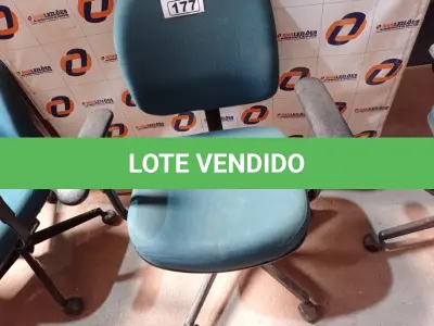 LOTE 177 - 01 CADEIRA DE ESCRITÓRIO COM BASE GIRATÓRIA. (NO ESTADO) ATENÇÃO! FAZER A VISITAÇÃO ANTES DE ARREMATAR, NÃO SABEMOS SE FUNCIONA. LEILÃO NÃO TEM GARANTIA E NEM DEVOLUÇÃO, SUJEITO A POSSÍVEIS AVARIAS VISÍVEIS/OCULTAS E/OU AUSÊNCIA DE COMPONENTES.