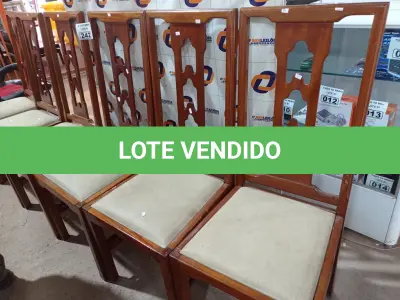 LOTE 242 - 06 CADEIRAS EM MADEIRA COM ASSENTO ALMOFADADO. (NO ESTADO) ATENÇÃO! FAZER A VISITAÇÃO ANTES DE ARREMATAR, NÃO SABEMOS SE FUNCIONA. LEILÃO NÃO TEM GARANTIA E NEM DEVOLUÇÃO, SUJEITO A POSSÍVEIS AVARIAS VISÍVEIS/OCULTAS E/OU AUSÊNCIA DE COMPONENTES.
