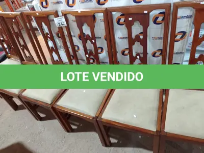 LOTE 242 - 06 CADEIRAS EM MADEIRA COM ASSENTO ALMOFADADO. (NO ESTADO) ATENÇÃO! FAZER A VISITAÇÃO ANTES DE ARREMATAR, NÃO SABEMOS SE FUNCIONA. LEILÃO NÃO TEM GARANTIA E NEM DEVOLUÇÃO, SUJEITO A POSSÍVEIS AVARIAS VISÍVEIS/OCULTAS E/OU AUSÊNCIA DE COMPONENTES.