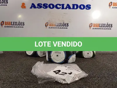LOTE 429 - 03 BOLAS DE FUTEBOL. (NO ESTADO) ATENÇÃO! FAZER A VISITAÇÃO ANTES DE ARREMATAR, NÃO SABEMOS SE FUNCIONA. LEILÃO NÃO TEM GARANTIA E NEM DEVOLUÇÃO, SUJEITO A POSSÍVEIS AVARIAS VISÍVEIS/OCULTAS E/OU AUSÊNCIA DE COMPONENTES.