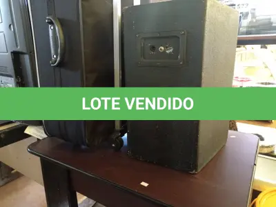 LOTE 546 - 01 MESINHA PARA PC, 01 CADEIRA DE ESCRITÓRIO COM BASE GIRATÓRIA, 01 MALA COM RODINHAS E 01 CAIXA DE SOM COM AVARIAS. (NO ESTADO) ATENÇÃO! FAZER A VISITAÇÃO ANTES DE ARREMATAR, NÃO SABEMOS SE FUNCIONA. LEILÃO NÃO TEM GARANTIA E NEM DEVOLUÇÃO, SUJEITO A POSSÍVEIS AVARIAS VISÍVEIS/OCULTAS E/OU AUSÊNCIA DE COMPONENTES.