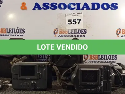 LOTE 557 - 04 CÂMERAS FOTOGRÁFICAS MARCAS E MODELOS DIVERSOS. (NO ESTADO) ATENÇÃO! FAZER A VISITAÇÃO ANTES DE ARREMATAR, NÃO SABEMOS SE FUNCIONA. LEILÃO NÃO TEM GARANTIA E NEM DEVOLUÇÃO, SUJEITO A POSSÍVEIS AVARIAS VISÍVEIS/OCULTAS E/OU AUSÊNCIA DE COMPONENTES.