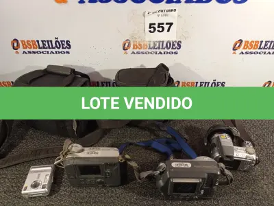 LOTE 557 - 04 CÂMERAS FOTOGRÁFICAS MARCAS E MODELOS DIVERSOS. (NO ESTADO) ATENÇÃO! FAZER A VISITAÇÃO ANTES DE ARREMATAR, NÃO SABEMOS SE FUNCIONA. LEILÃO NÃO TEM GARANTIA E NEM DEVOLUÇÃO, SUJEITO A POSSÍVEIS AVARIAS VISÍVEIS/OCULTAS E/OU AUSÊNCIA DE COMPONENTES.