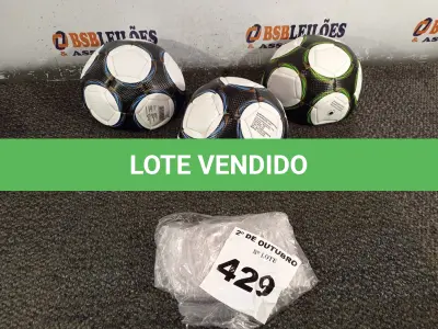 LOTE 429 - 03 BOLAS DE FUTEBOL. (NO ESTADO) ATENÇÃO! FAZER A VISITAÇÃO ANTES DE ARREMATAR, NÃO SABEMOS SE FUNCIONA. LEILÃO NÃO TEM GARANTIA E NEM DEVOLUÇÃO, SUJEITO A POSSÍVEIS AVARIAS VISÍVEIS/OCULTAS E/OU AUSÊNCIA DE COMPONENTES.