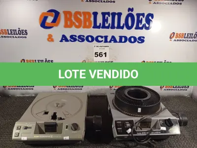 LOTE 561 - 02 PROJETORES DE SLIDES MARCAS KODAK. (NO ESTADO) ATENÇÃO! FAZER A VISITAÇÃO ANTES DE ARREMATAR, NÃO SABEMOS SE FUNCIONA. LEILÃO NÃO TEM GARANTIA E NEM DEVOLUÇÃO, SUJEITO A POSSÍVEIS AVARIAS VISÍVEIS/OCULTAS E/OU AUSÊNCIA DE COMPONENTES.