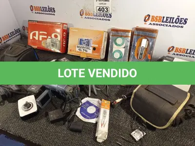 LOTE 403 - 01 LOTE COM VÁRIAS FILMADORAS, CÂMERAS FOTOGRÁFICAS E PERIFÉRICOS DIVERSOS. (NO ESTADO) ATENÇÃO! FAZER A VISITAÇÃO ANTES DE ARREMATAR, NÃO SABEMOS SE FUNCIONA. LEILÃO NÃO TEM GARANTIA E NEM DEVOLUÇÃO, SUJEITO A POSSÍVEIS AVARIAS VISÍVEIS/OCULTAS E/OU AUSÊNCIA DE COMPONENTES.