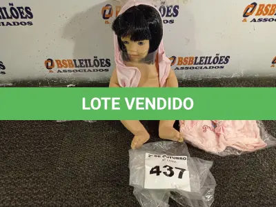LOTE 437 - 01 BONECA BEBÊ REBORN. (NO ESTADO) ATENÇÃO! FAZER A VISITAÇÃO ANTES DE ARREMATAR, NÃO SABEMOS SE FUNCIONA. LEILÃO NÃO TEM GARANTIA E NEM DEVOLUÇÃO, SUJEITO A POSSÍVEIS AVARIAS VISÍVEIS/OCULTAS E/OU AUSÊNCIA DE COMPONENTES.