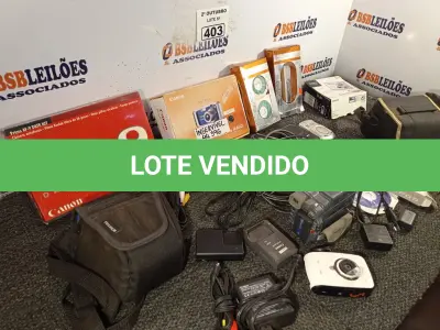 LOTE 403 - 01 LOTE COM VÁRIAS FILMADORAS, CÂMERAS FOTOGRÁFICAS E PERIFÉRICOS DIVERSOS. (NO ESTADO) ATENÇÃO! FAZER A VISITAÇÃO ANTES DE ARREMATAR, NÃO SABEMOS SE FUNCIONA. LEILÃO NÃO TEM GARANTIA E NEM DEVOLUÇÃO, SUJEITO A POSSÍVEIS AVARIAS VISÍVEIS/OCULTAS E/OU AUSÊNCIA DE COMPONENTES.