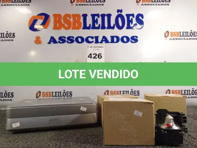LOTE 426 - 01 PROJETOR MULTIMIDIA E 03 LÂMPADAS. (NO ESTADO) ATENÇÃO! FAZER A VISITAÇÃO ANTES DE ARREMATAR, NÃO SABEMOS SE FUNCIONA. LEILÃO NÃO TEM GARANTIA E NEM DEVOLUÇÃO, SUJEITO A POSSÍVEIS AVARIAS VISÍVEIS/OCULTAS E/OU AUSÊNCIA DE COMPONENTES.