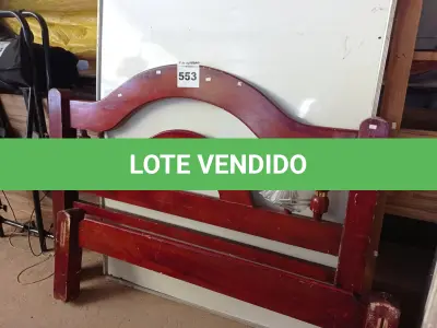LOTE 553 - 01 CAMA DE CASAL EM MADEIRA E 01 QUADRO DE AVISOS. (NO ESTADO) ATENÇÃO! FAZER A VISITAÇÃO ANTES DE ARREMATAR, NÃO SABEMOS SE FUNCIONA. LEILÃO NÃO TEM GARANTIA E NEM DEVOLUÇÃO, SUJEITO A POSSÍVEIS AVARIAS VISÍVEIS/OCULTAS E/OU AUSÊNCIA DE COMPONENTES.