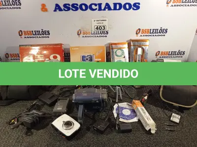 LOTE 403 - 01 LOTE COM VÁRIAS FILMADORAS, CÂMERAS FOTOGRÁFICAS E PERIFÉRICOS DIVERSOS. (NO ESTADO) ATENÇÃO! FAZER A VISITAÇÃO ANTES DE ARREMATAR, NÃO SABEMOS SE FUNCIONA. LEILÃO NÃO TEM GARANTIA E NEM DEVOLUÇÃO, SUJEITO A POSSÍVEIS AVARIAS VISÍVEIS/OCULTAS E/OU AUSÊNCIA DE COMPONENTES.