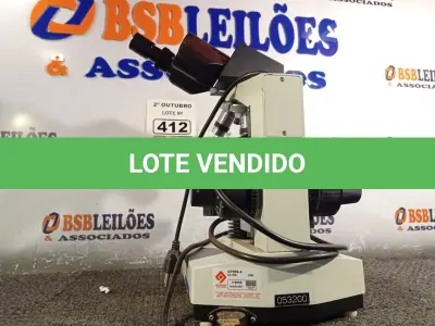 LOTE 412 - 01 MICROSCÓPIO. (NO ESTADO) ATENÇÃO! FAZER A VISITAÇÃO ANTES DE ARREMATAR, NÃO SABEMOS SE FUNCIONA. LEILÃO NÃO TEM GARANTIA E NEM DEVOLUÇÃO, SUJEITO A POSSÍVEIS AVARIAS VISÍVEIS/OCULTAS E/OU AUSÊNCIA DE COMPONENTES.