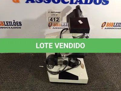 LOTE 412 - 01 MICROSCÓPIO. (NO ESTADO) ATENÇÃO! FAZER A VISITAÇÃO ANTES DE ARREMATAR, NÃO SABEMOS SE FUNCIONA. LEILÃO NÃO TEM GARANTIA E NEM DEVOLUÇÃO, SUJEITO A POSSÍVEIS AVARIAS VISÍVEIS/OCULTAS E/OU AUSÊNCIA DE COMPONENTES.