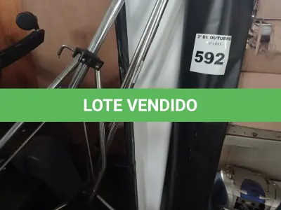 LOTE 592 - 01 TELA DE PROJEÇÃO E 02 TRIPÉS. (NO ESTADO) ATENÇÃO! FAZER A VISITAÇÃO ANTES DE ARREMATAR, NÃO SABEMOS SE FUNCIONA. LEILÃO NÃO TEM GARANTIA E NEM DEVOLUÇÃO, SUJEITO A POSSÍVEIS AVARIAS VISÍVEIS/OCULTAS E/OU AUSÊNCIA DE COMPONENTES.