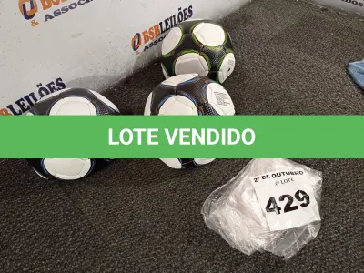 LOTE 429 - 03 BOLAS DE FUTEBOL. (NO ESTADO) ATENÇÃO! FAZER A VISITAÇÃO ANTES DE ARREMATAR, NÃO SABEMOS SE FUNCIONA. LEILÃO NÃO TEM GARANTIA E NEM DEVOLUÇÃO, SUJEITO A POSSÍVEIS AVARIAS VISÍVEIS/OCULTAS E/OU AUSÊNCIA DE COMPONENTES.
