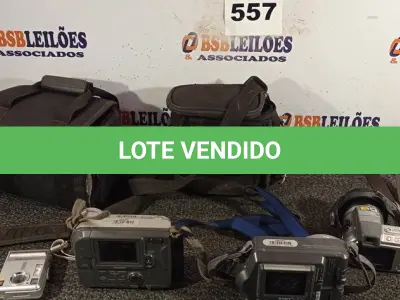 LOTE 557 - 04 CÂMERAS FOTOGRÁFICAS MARCAS E MODELOS DIVERSOS. (NO ESTADO) ATENÇÃO! FAZER A VISITAÇÃO ANTES DE ARREMATAR, NÃO SABEMOS SE FUNCIONA. LEILÃO NÃO TEM GARANTIA E NEM DEVOLUÇÃO, SUJEITO A POSSÍVEIS AVARIAS VISÍVEIS/OCULTAS E/OU AUSÊNCIA DE COMPONENTES.