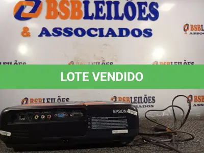 LOTE 021 - 01 PROJETOR MULTIMIDIA MARCA EPSON COM CABO E MALETA. (NO ESTADO) ATENÇÃO! FAZER A VISITAÇÃO ANTES DE ARREMATAR, NÃO SABEMOS SE FUNCIONA. LEILÃO NÃO TEM GARANTIA E NEM DEVOLUÇÃO, SUJEITO A POSSÍVEIS AVARIAS VISÍVEIS/OCULTAS E/OU AUSÊNCIA DE COMPONENTES.