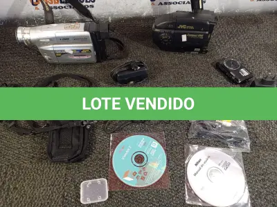 LOTE 014 - 02 FILMADORAS MARCAS E MODELOS DIVERSOS. (NO ESTADO) ATENÇÃO! FAZER A VISITAÇÃO ANTES DE ARREMATAR, NÃO SABEMOS SE FUNCIONA. LEILÃO NÃO TEM GARANTIA E NEM DEVOLUÇÃO, SUJEITO A POSSÍVEIS AVARIAS VISÍVEIS/OCULTAS E/OU AUSÊNCIA DE COMPONENTES.