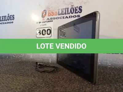 LOTE 300 - 01 TABLET SAMSUNG COM CABO. (NO ESTADO) ATENÇÃO! FAZER A VISITAÇÃO ANTES DE ARREMATAR, NÃO SABEMOS SE FUNCIONA. LEILÃO NÃO TEM GARANTIA E NEM DEVOLUÇÃO, SUJEITO A POSSÍVEIS AVARIAS VISÍVEIS/OCULTAS E/OU AUSÊNCIA DE COMPONENTES.
