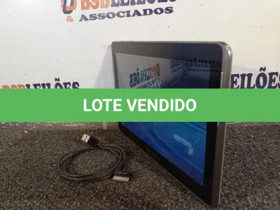 LOTE 110 - 01 TABLET SAMSUNG COM CABO. (NO ESTADO) ATENÇÃO! FAZER A VISITAÇÃO ANTES DE ARREMATAR, NÃO SABEMOS SE FUNCIONA. LEILÃO NÃO TEM GARANTIA E NEM DEVOLUÇÃO, SUJEITO A POSSÍVEIS AVARIAS VISÍVEIS/OCULTAS E/OU AUSÊNCIA DE COMPONENTES.
