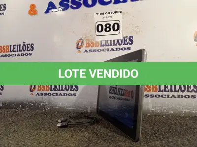 LOTE 080 - 01 TABLET SAMSUNG COM CABO. (NO ESTADO) ATENÇÃO! FAZER A VISITAÇÃO ANTES DE ARREMATAR, NÃO SABEMOS SE FUNCIONA. LEILÃO NÃO TEM GARANTIA E NEM DEVOLUÇÃO, SUJEITO A POSSÍVEIS AVARIAS VISÍVEIS/OCULTAS E/OU AUSÊNCIA DE COMPONENTES.