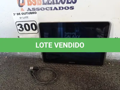 LOTE 300 - 01 TABLET SAMSUNG COM CABO. (NO ESTADO) ATENÇÃO! FAZER A VISITAÇÃO ANTES DE ARREMATAR, NÃO SABEMOS SE FUNCIONA. LEILÃO NÃO TEM GARANTIA E NEM DEVOLUÇÃO, SUJEITO A POSSÍVEIS AVARIAS VISÍVEIS/OCULTAS E/OU AUSÊNCIA DE COMPONENTES.