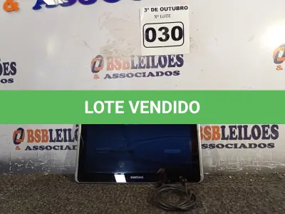 LOTE 030 - 01 TABLET SAMSUNG COM CABO. (NO ESTADO) ATENÇÃO! FAZER A VISITAÇÃO ANTES DE ARREMATAR, NÃO SABEMOS SE FUNCIONA. LEILÃO NÃO TEM GARANTIA E NEM DEVOLUÇÃO, SUJEITO A POSSÍVEIS AVARIAS VISÍVEIS/OCULTAS E/OU AUSÊNCIA DE COMPONENTES.