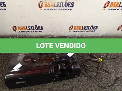LOTE 021 - 01 PROJETOR MULTIMIDIA MARCA EPSON COM CABO E MALETA. (NO ESTADO) ATENÇÃO! FAZER A VISITAÇÃO ANTES DE ARREMATAR, NÃO SABEMOS SE FUNCIONA. LEILÃO NÃO TEM GARANTIA E NEM DEVOLUÇÃO, SUJEITO A POSSÍVEIS AVARIAS VISÍVEIS/OCULTAS E/OU AUSÊNCIA DE COMPONENTES.