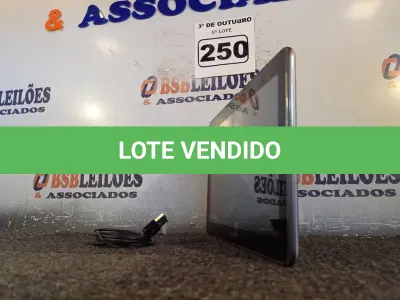LOTE 250 - 01 TABLET SAMSUNG COM CABO. (NO ESTADO) ATENÇÃO! FAZER A VISITAÇÃO ANTES DE ARREMATAR, NÃO SABEMOS SE FUNCIONA. LEILÃO NÃO TEM GARANTIA E NEM DEVOLUÇÃO, SUJEITO A POSSÍVEIS AVARIAS VISÍVEIS/OCULTAS E/OU AUSÊNCIA DE COMPONENTES.