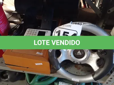 LOTE 154 - 01 VOLANTE COM PEDAIS PARA VIDEOGAME, 01 MAQUININHA DE CARTÃO E 01 TOCA DISCOS ANTIGO. (NO ESTADO) ATENÇÃO! FAZER A VISITAÇÃO ANTES DE ARREMATAR, NÃO SABEMOS SE FUNCIONA. LEILÃO NÃO TEM GARANTIA E NEM DEVOLUÇÃO, SUJEITO A POSSÍVEIS AVARIAS VISÍVEIS/OCULTAS E/OU AUSÊNCIA DE COMPONENTES.