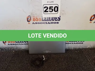 LOTE 250 - 01 TABLET SAMSUNG COM CABO. (NO ESTADO) ATENÇÃO! FAZER A VISITAÇÃO ANTES DE ARREMATAR, NÃO SABEMOS SE FUNCIONA. LEILÃO NÃO TEM GARANTIA E NEM DEVOLUÇÃO, SUJEITO A POSSÍVEIS AVARIAS VISÍVEIS/OCULTAS E/OU AUSÊNCIA DE COMPONENTES.