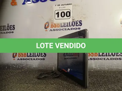 LOTE 100 - 01 TABLET SAMSUNG COM CABO. (NO ESTADO) ATENÇÃO! FAZER A VISITAÇÃO ANTES DE ARREMATAR, NÃO SABEMOS SE FUNCIONA. LEILÃO NÃO TEM GARANTIA E NEM DEVOLUÇÃO, SUJEITO A POSSÍVEIS AVARIAS VISÍVEIS/OCULTAS E/OU AUSÊNCIA DE COMPONENTES.