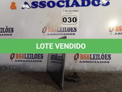 LOTE 030 - 01 TABLET SAMSUNG COM CABO. (NO ESTADO) ATENÇÃO! FAZER A VISITAÇÃO ANTES DE ARREMATAR, NÃO SABEMOS SE FUNCIONA. LEILÃO NÃO TEM GARANTIA E NEM DEVOLUÇÃO, SUJEITO A POSSÍVEIS AVARIAS VISÍVEIS/OCULTAS E/OU AUSÊNCIA DE COMPONENTES.